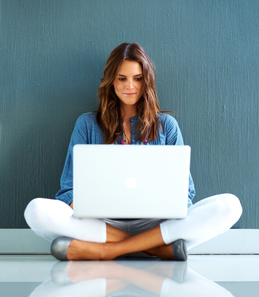 Customer looking at the Facebook Ads Inventiva created for her online business